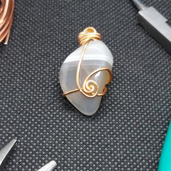 Wire wrapped polished agate necklace pendant. - Picture 2 of 3